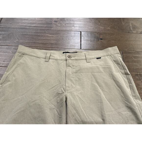 Travis Mathew Mens Tan Chino Golf Shorts Stretch Wrinkle Resistant Size 35 - Picture 4 of 8